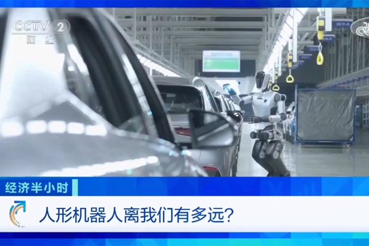 中央电视台《经济半小时》栏目对哈哈体育机器人的专题报道